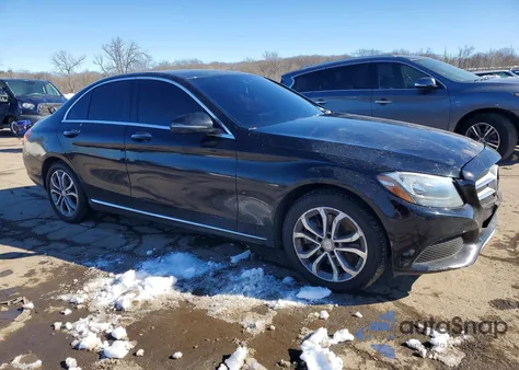 2016 Mercedes-Benz C 300 4Matic z USA, uszkodzony, nr VIN 55SWF4KB4GU146572